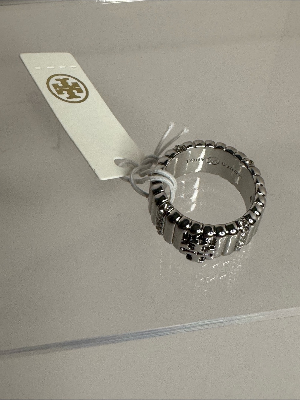 Tory Burch Britten Pave Crystal
Textured Logo Silver-Toned Band Ring Size 8 - Picture 2 of 11